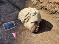 La testa marmorea riemersa negli scavi di via Alessandrina a Roma (immagine Facebook - Roberto Gualtieri)