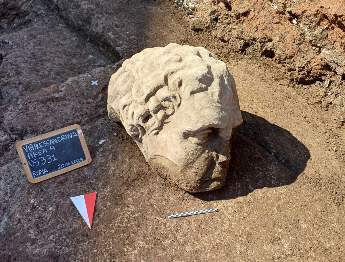 Roma, riemersa testa marmorea negli scavi di via Alessandrina Roma, riemersa testa marmorea negli scavi di via Alessandrina