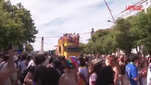Pride, a Lisbona decine di migliaia in strada: il video della parata