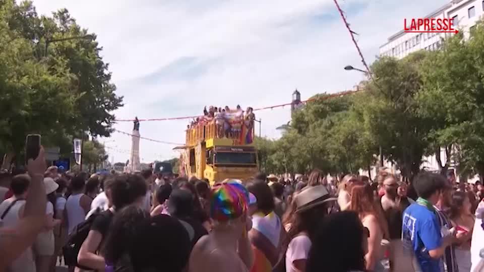 Pride, a Lisbona decine di migliaia in strada: il video della parata Pride, a Lisbona decine di migliaia in strada: il video della parata