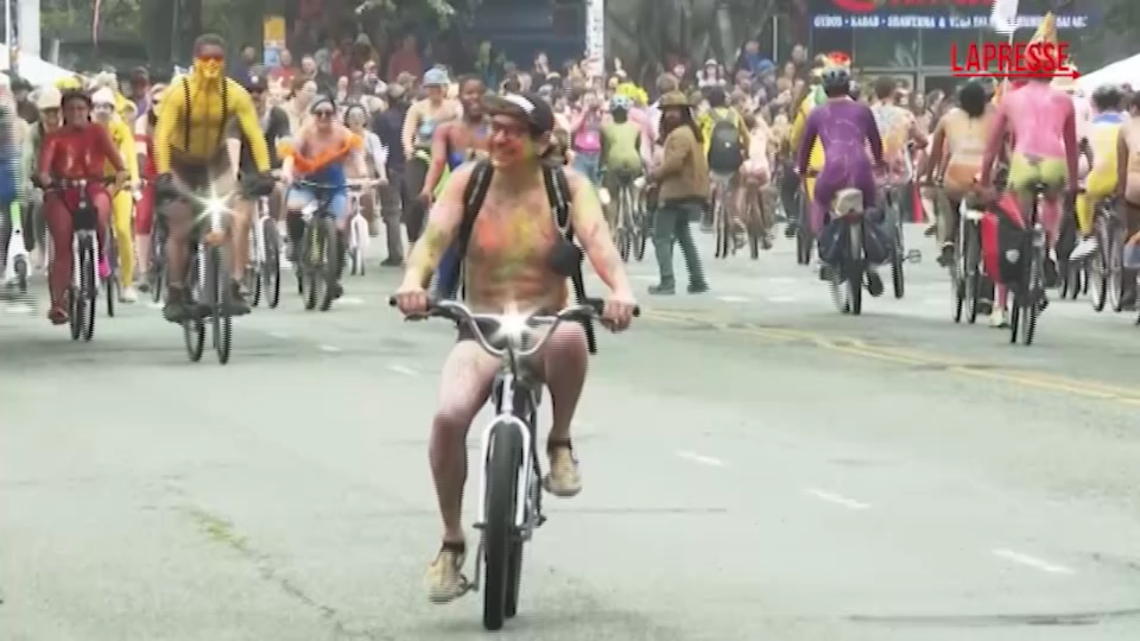 A Seattle tutti nudi in bicicletta per dare il benvenuto al solstizio d’estate A Seattle tutti nudi in bicicletta per dare il benvenuto al solstizio d’estate