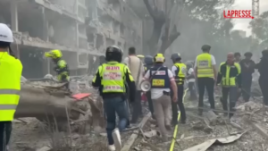 Israele-Iran, missili su Tel Aviv: macerie e distruzione