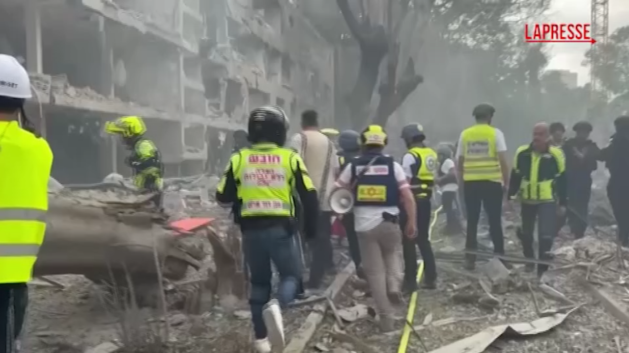 Israele-Iran, missili su Tel Aviv: macerie e distruzione