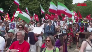 Nato, all’Aia la protesta in vista del vertice: centinaia in piazza