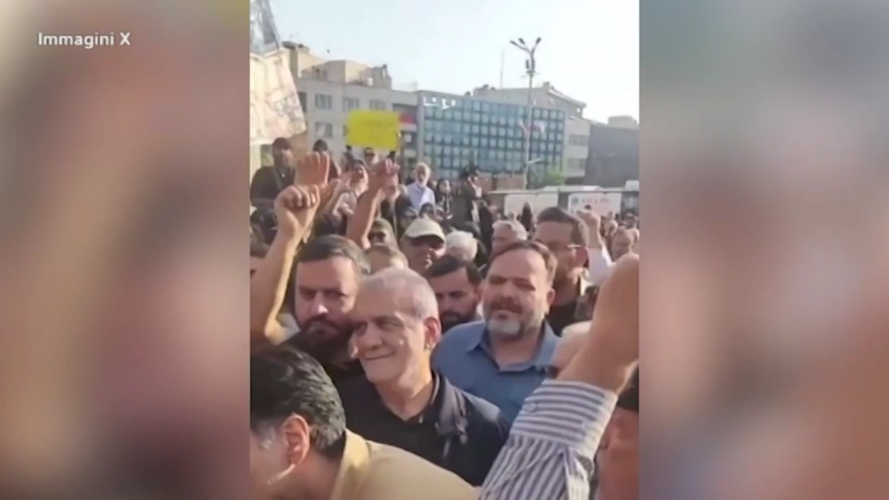 Teheran, protesta in piazza contro raid Usa: c’è anche Pezeshkian Teheran, protesta in piazza contro raid Usa: c’è anche Pezeshkian