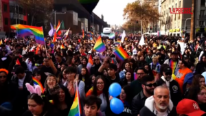 Pride, in migliaia sfilano a Santiago del Cile: le immagini della festa