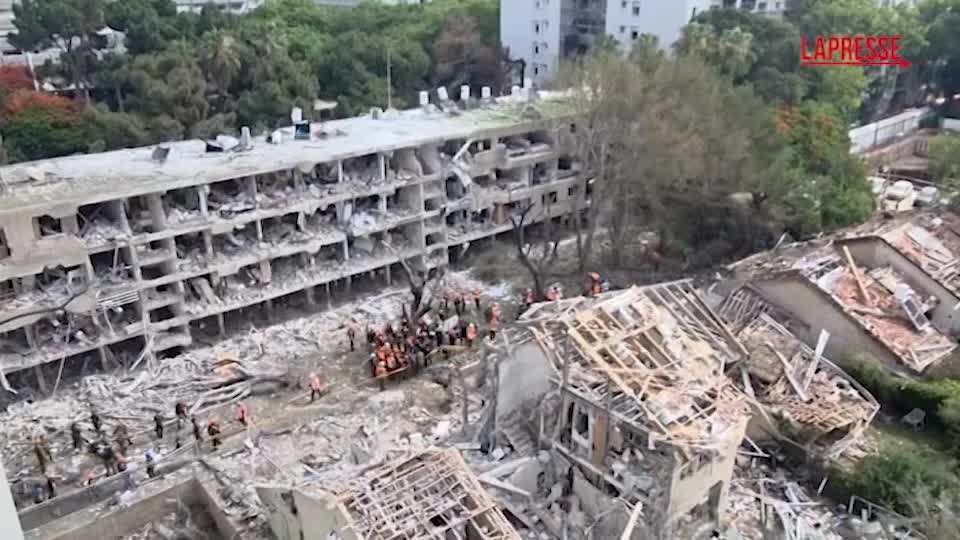 Israele Iran, edifici distrutti a Tel Aviv: le persone prendono le valigie e scappano Israele Iran, edifici distrutti a Tel Aviv: le persone prendono le valigie e scappano