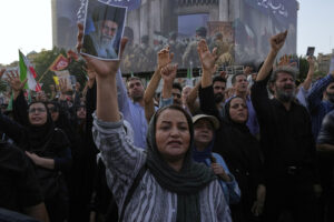 Manifestanti a Teheran contro gli Usa dopo gli attacchi sui siti nucleari in Iran