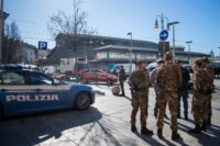 Polizia ed esercito in strada in Italia, in un'immagine d'archivio. Il Viminale ha rafforzato l'allerta su 29mila obiettivi sensibili in Italia