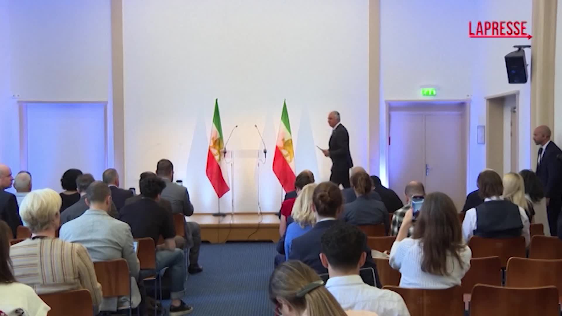 Iran, il figlio dello scià Pahlavi: “Il regime è sconfitto, è il momento di una nuova era” Iran, il figlio dello scià Pahlavi: “Il regime è sconfitto, è il momento di una nuova era”