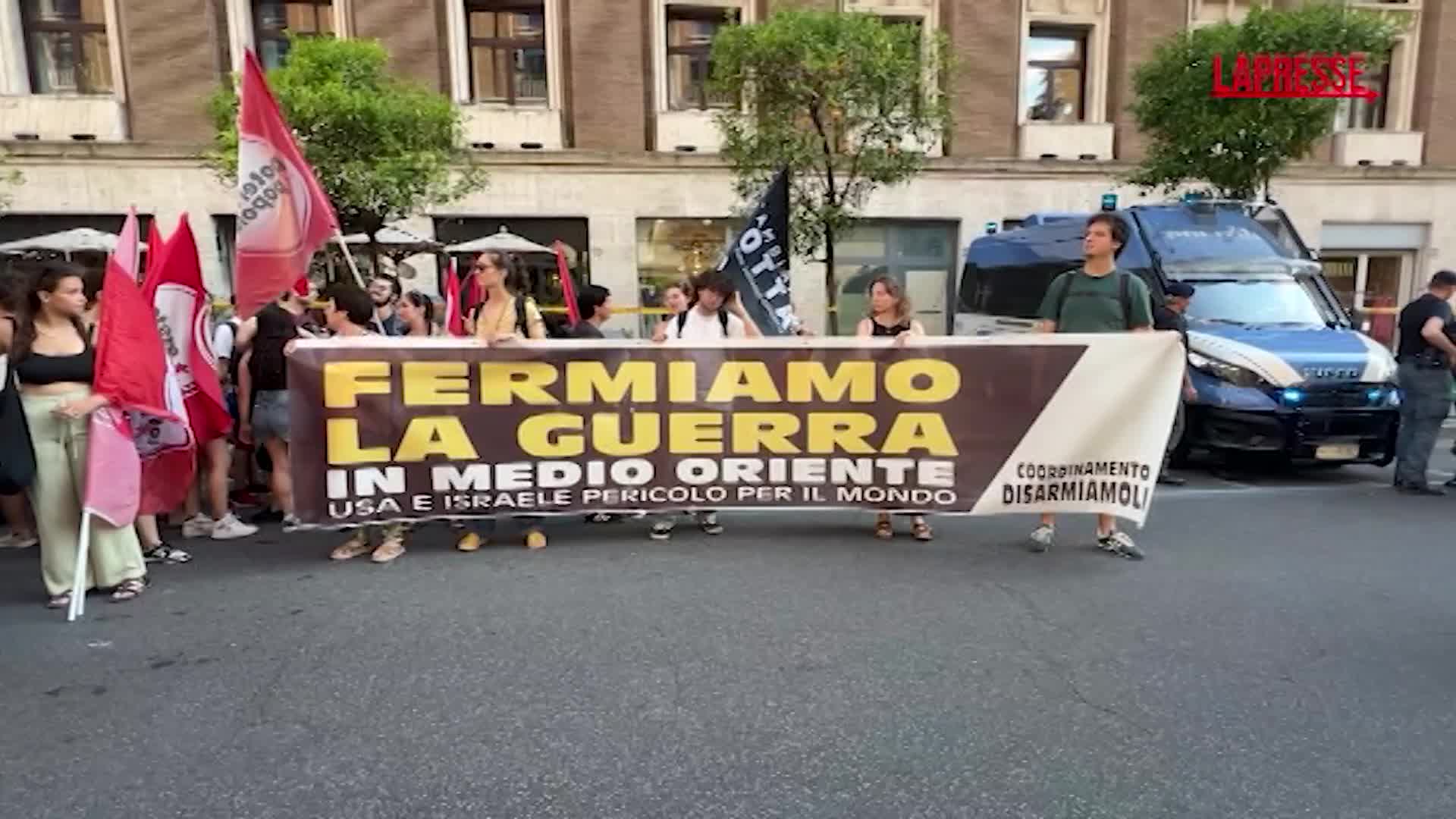 Attacco Usa in Iran, pro pal in protesta sotto l’ambasciata americana a Roma Attacco Usa in Iran, pro pal in protesta sotto l’ambasciata americana a Roma
