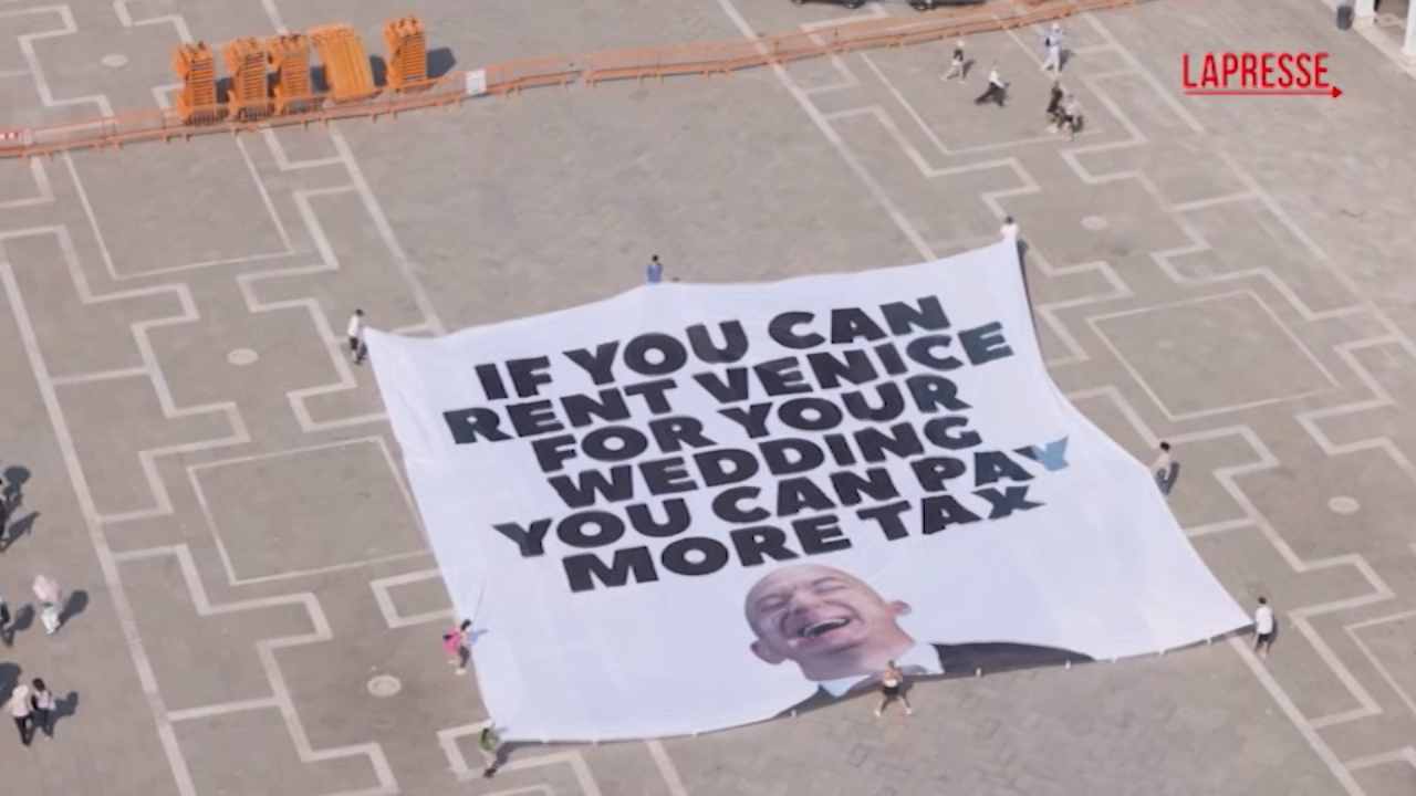 Matrimonio Bezos a Venezia, striscione di Greenpeace in Piazza San Marco Matrimonio Bezos a Venezia, striscione di Greenpeace in Piazza San Marco