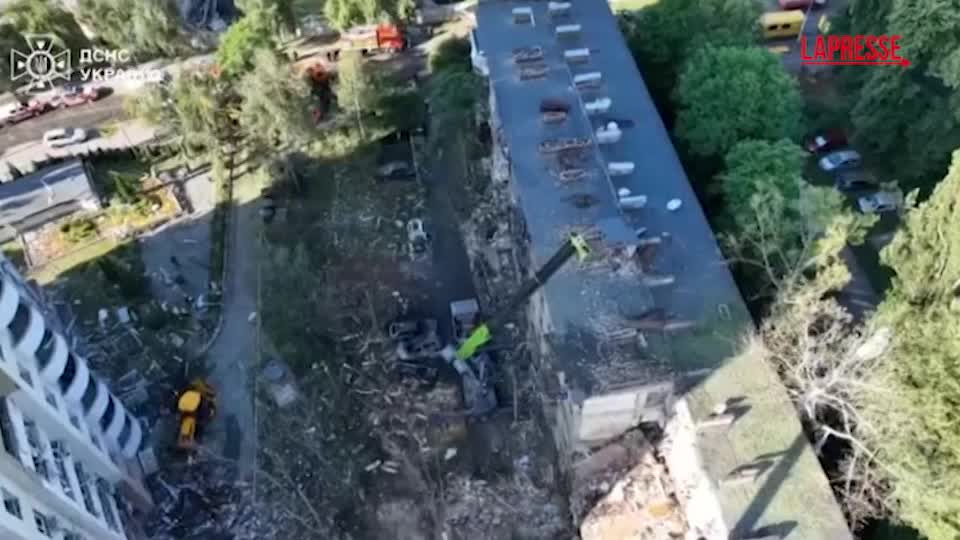 Ucraina, raid russo su Kiev: edifici ridotti in macerie Ucraina, raid russo su Kiev: edifici ridotti in macerie