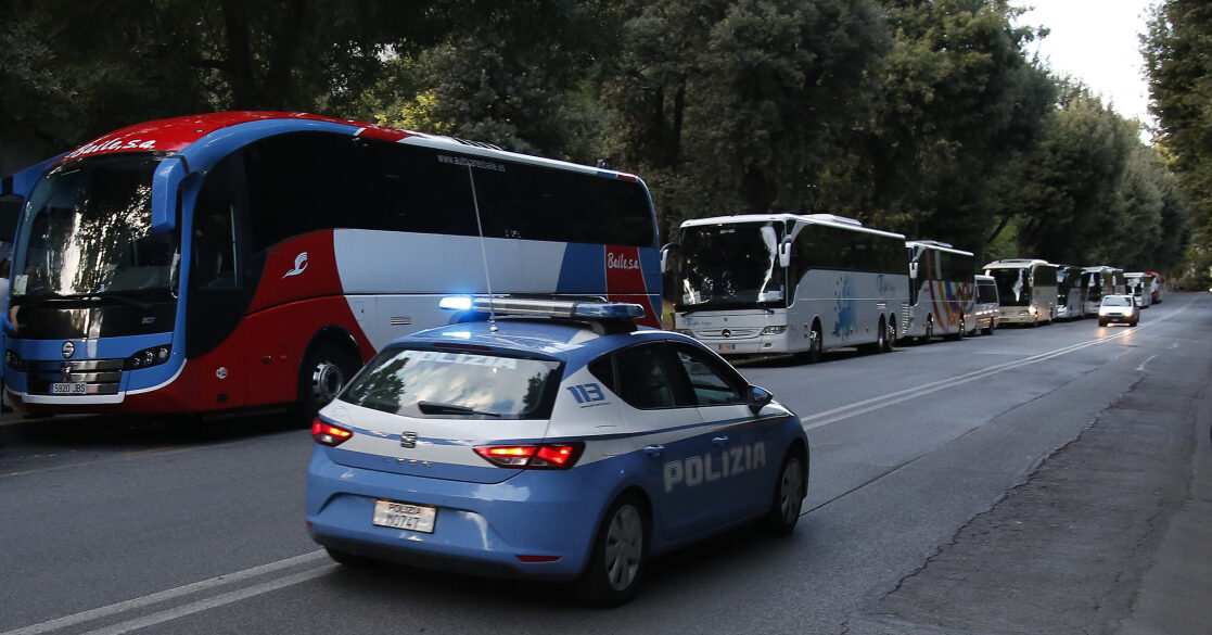 arrestati tre poliziotti a roma avrebbero rapinato una cassaforte durante finta perquisizione