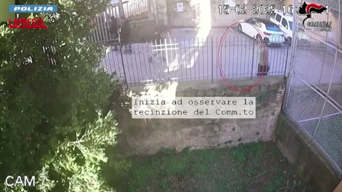 Roma, 34enne arrestato per incendi auto forze dell’ordine: le immagini delle telecamere di sicurezza