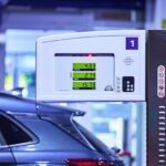 Benzina alle stelle per la crisi in Iran: in autostrada verde oltre i 2,3 euro al litro