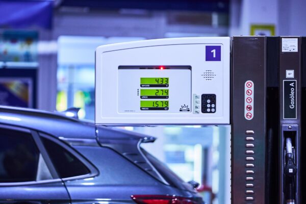 Un distributore di benzina. Timori per una possibile impennata del prezzo dei carburanti a causa della crisi in Iran