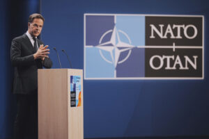 Mark Rutte, segretario generale della Nato, parla in conferenza stampa alla vigilia del vertice dell'Alleanza all'Aja in Olanda