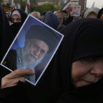 Israele e Usa attaccano l’Iran. Ucciso Khamenei. Meloni convoca vertice di governo, Crosetto bloccato a Dubai – La diretta