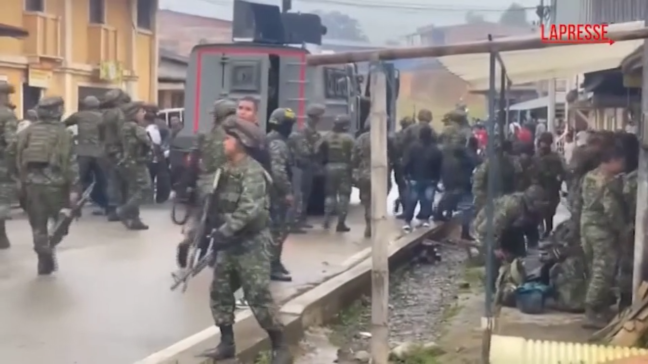 Colombia, 57 militari rapiti dalle ex Farc: il video della liberazione Colombia, 57 militari rapiti dalle ex Farc: il video della liberazione