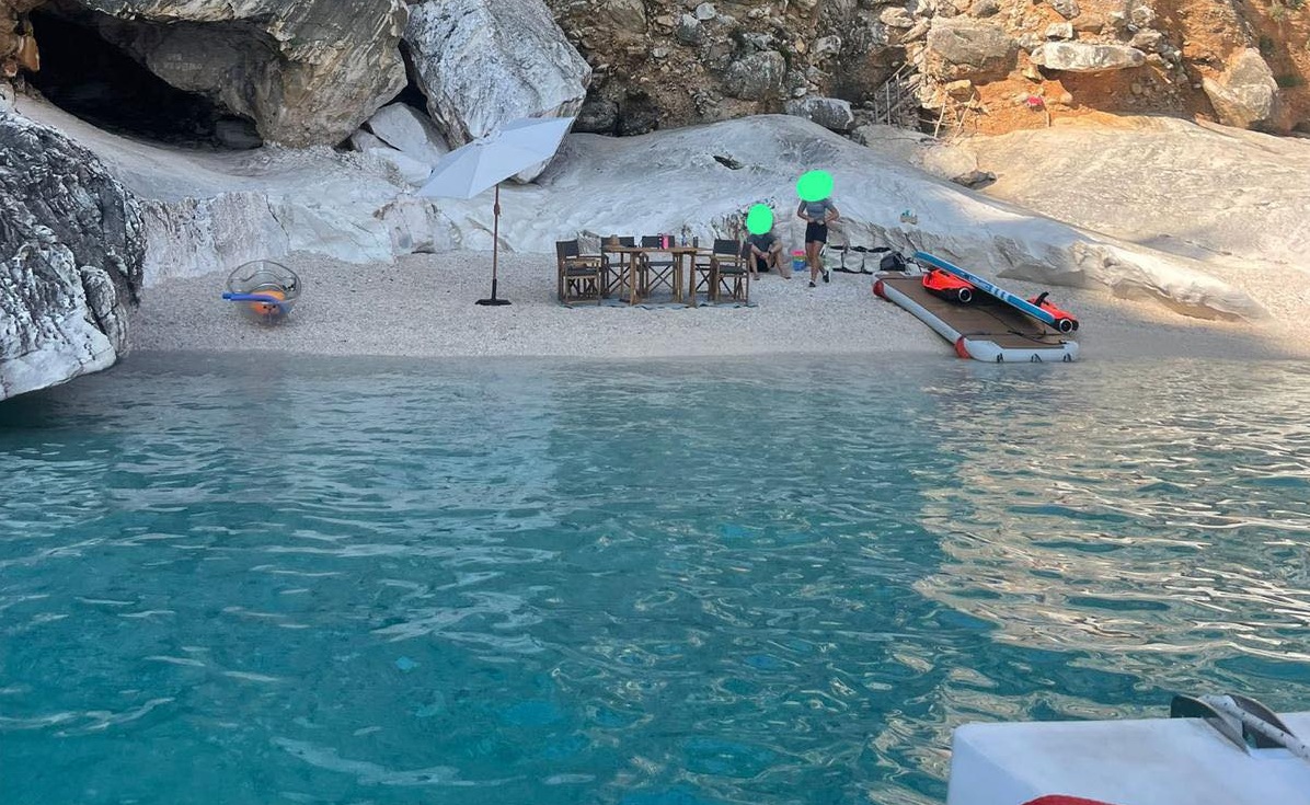 Sardegna, Cala Goloritzé ‘invasa’ da occupanti yacht: la denuncia del Comune Sardegna, Cala Goloritzé ‘invasa’ da occupanti yacht: la denuncia del Comune