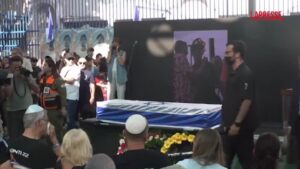 Israele, a Tel Aviv i funerali dell’ostaggio Yonatan Samerano