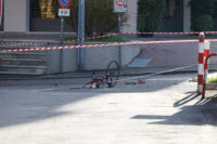 Rilievi sul luogo di un incidente stradale che ha coinvolto una bicicletta (immagine d'archivio). Nei primi sei mesi del 2025 sono stati più di 100 i ciclisti morti sulle strade d'Italia