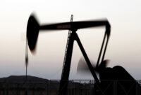 Un'estrazione di petrolio. I prezzi del greggio e del gas sono in calo dopo l'annuncio della tregua tra Israele e Iran
