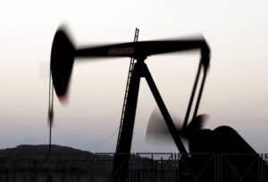 Un'estrazione di petrolio. I prezzi del greggio e del gas sono in calo dopo l'annuncio della tregua tra Israele e Iran