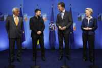 Il presidente ucraino Zelensky al vertice della Nato a l'Aja con il segretario generale Mark Rutte, Antonio Costa e Ursula von der Leyen