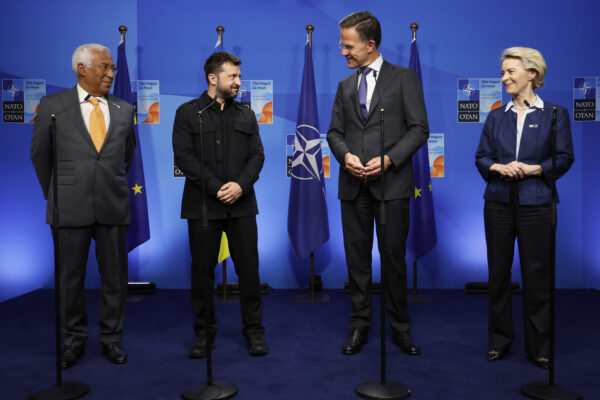 Il presidente ucraino Zelensky al vertice della Nato a l'Aja con il segretario generale Mark Rutte, Antonio Costa e Ursula von der Leyen