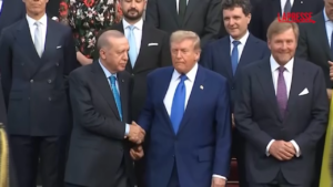 Vertice Nato 2025, la foto di gruppo dei leader all’Aia