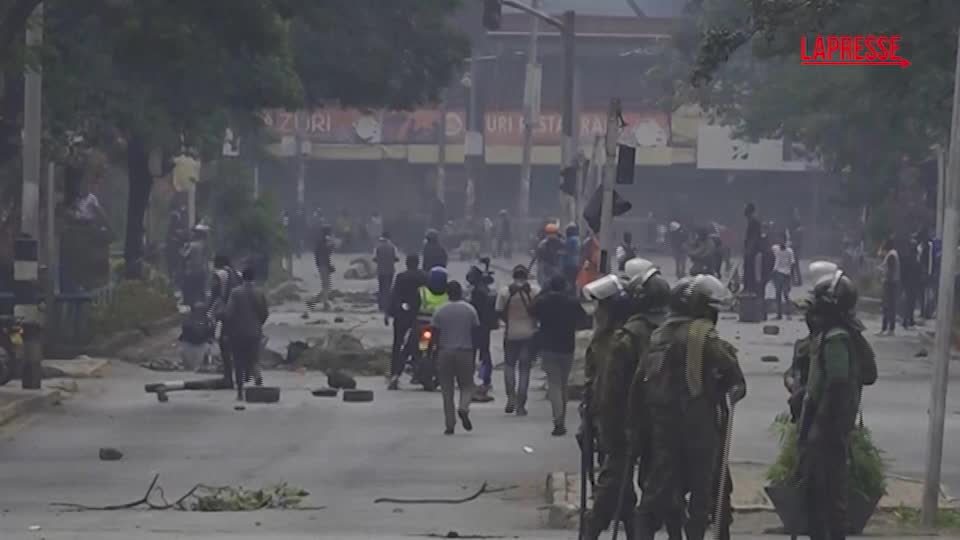 Kenya, gas lacrimogeni sui manifestanti a Nairobi Kenya, gas lacrimogeni sui manifestanti a Nairobi