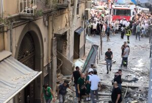 Napoli, esplosione in un deposito di bombole: c’è una vittima