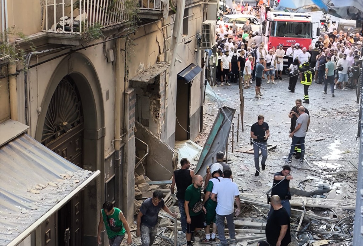 napoli esplosione in un negozio una donna gravemente ferita
