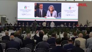 Coni, Buonfiglio il nuovo presidente. Gli applausi, l’emozione e l’abbraccio con lo sfidante Pancalli