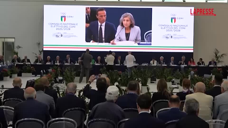 Coni, Buonfiglio il nuovo presidente. Gli applausi, l’emozione e l’abbraccio con lo sfidante Pancalli Coni, Buonfiglio il nuovo presidente. Gli applausi, l’emozione e l’abbraccio con lo sfidante Pancalli