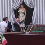 Jeff Bezos, il bacio in laguna alla futura moglie Lauren Sanchez: “Amiamo Venezia”