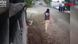 Coloni israeliani attaccano villaggi palestinesi: i video delle telecamere a circuito chiuso