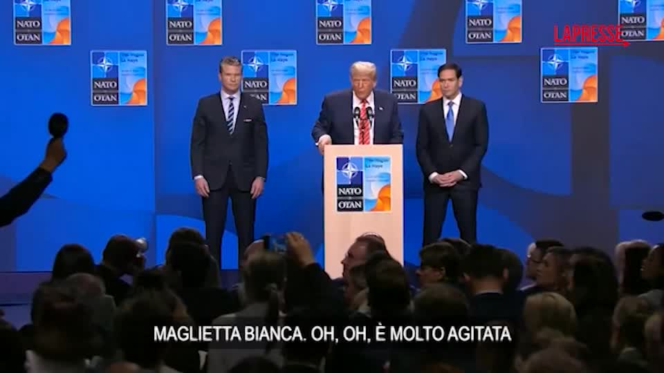 Ucraina, botta e risposta di Trump con una giornalista ucraina: “Vedo che sei agitata, ti auguro molta fortuna” Ucraina, botta e risposta di Trump con una giornalista ucraina: “Vedo che sei agitata, ti auguro molta fortuna”