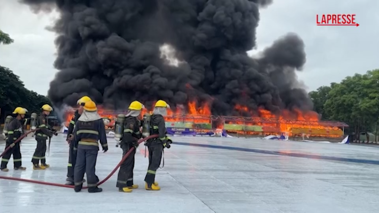 Myanmar, a Yangon in fiamme milioni di dollari di droga confiscata: il rogo è spettacolare Myanmar, a Yangon in fiamme milioni di dollari di droga confiscata: il rogo è spettacolare