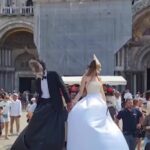 Jeff Bezos, nuova protesta di Extinction Rebellion a Venezia: finto matrimonio contro le nozze del miliardario