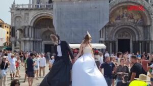 Jeff Bezos, nuova protesta di Extinction Rebellion a Venezia: finto matrimonio contro le nozze del miliardario