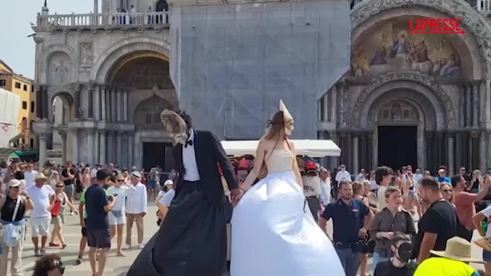 Jeff Bezos, nuova protesta di Extinction Rebellion a Venezia: finto matrimonio contro le nozze del miliardario Jeff Bezos, nuova protesta di Extinction Rebellion a Venezia: finto matrimonio contro le nozze del miliardario