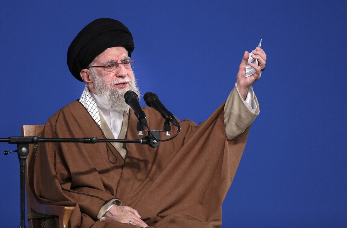 Israele Iran, Khamenei: “Regime sionista schiacciato sotto i nostri colpi” Israele Iran, Khamenei: “Regime sionista schiacciato sotto i nostri colpi”