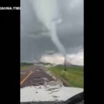 Tornado attraversa la strada in Minnesota: automobilista lo riprende con il cellulare