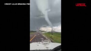 Tornado attraversa la strada in Minnesota: automobilista lo riprende con il cellulare