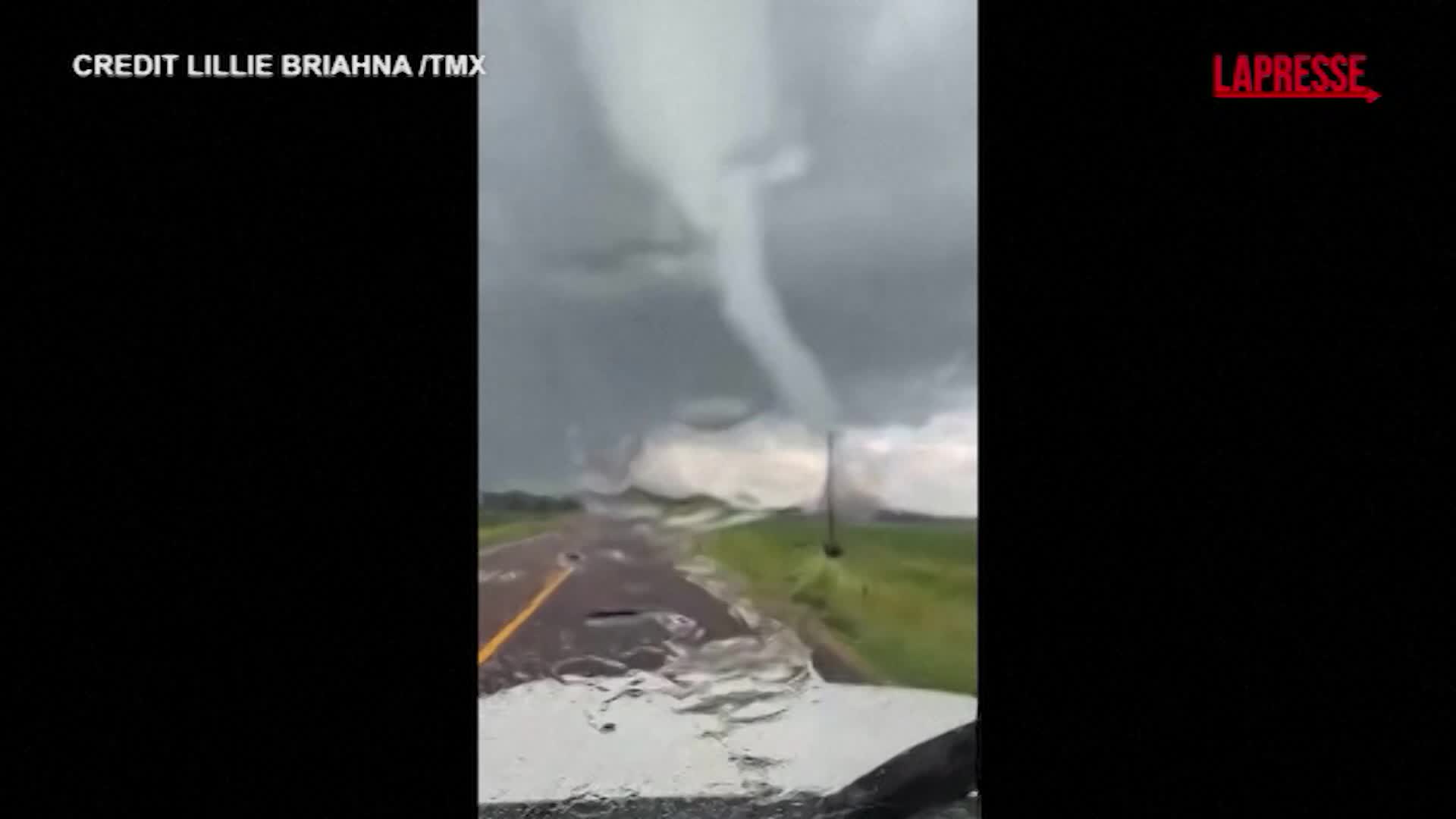 Tornado attraverso la strada in Minnesota: automobilista lo riprende con il cellulare Tornado attraverso la strada in Minnesota: automobilista lo riprende con il cellulare