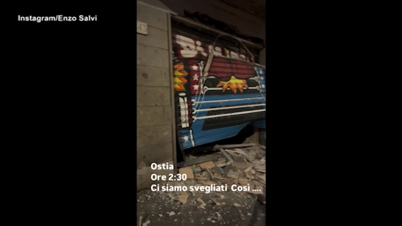 Esplosione Ostia, Enzo Salvi gira video sul luogo della deflagrazione: “Gente terrorizzata” Esplosione Ostia, Enzo Salvi gira video sul luogo della deflagrazione: “Gente terrorizzata”