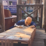 Venezia, manichino di Jeff Bezos a grandezza naturale nel Canal Grande